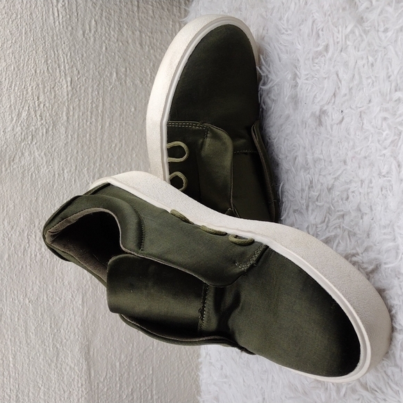 Madden Girl Laney Green Satin Fabric No Lace Low Top Slip On Platform Sn… - Picture 14 of 14